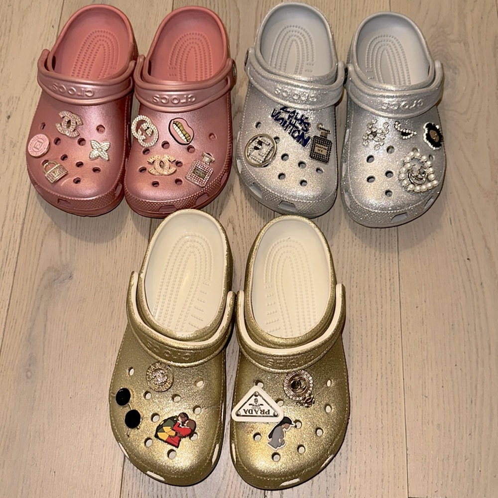 😍WOMEN GLITTER CROCS BUNDLE WITH CHARMS. Size 6, used gently in great condition - Picture 1 of 14